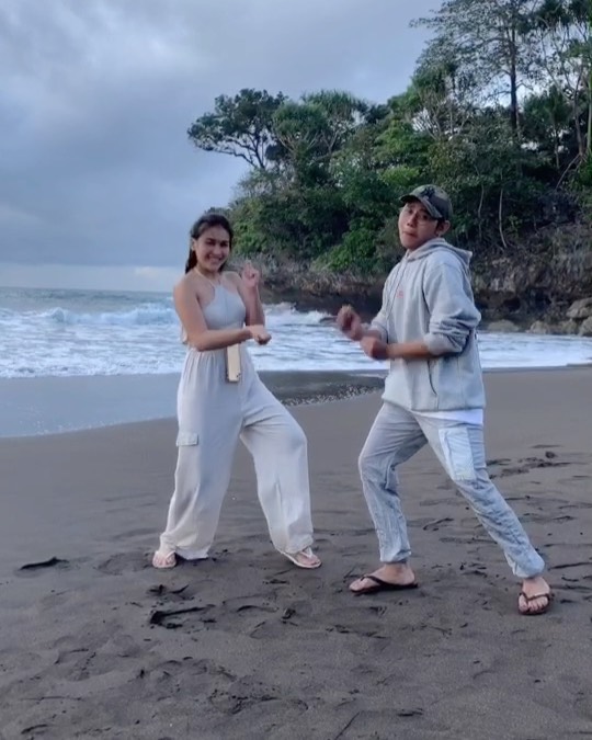 10 POTRET BUSANA MODIS LIBURAN AYU TING-TING DI PANTAI