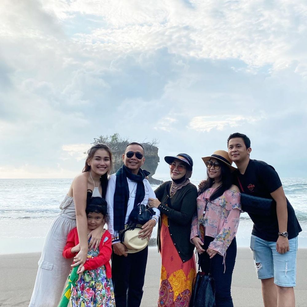 10 POTRET BUSANA MODIS LIBURAN AYU TING-TING DI PANTAI