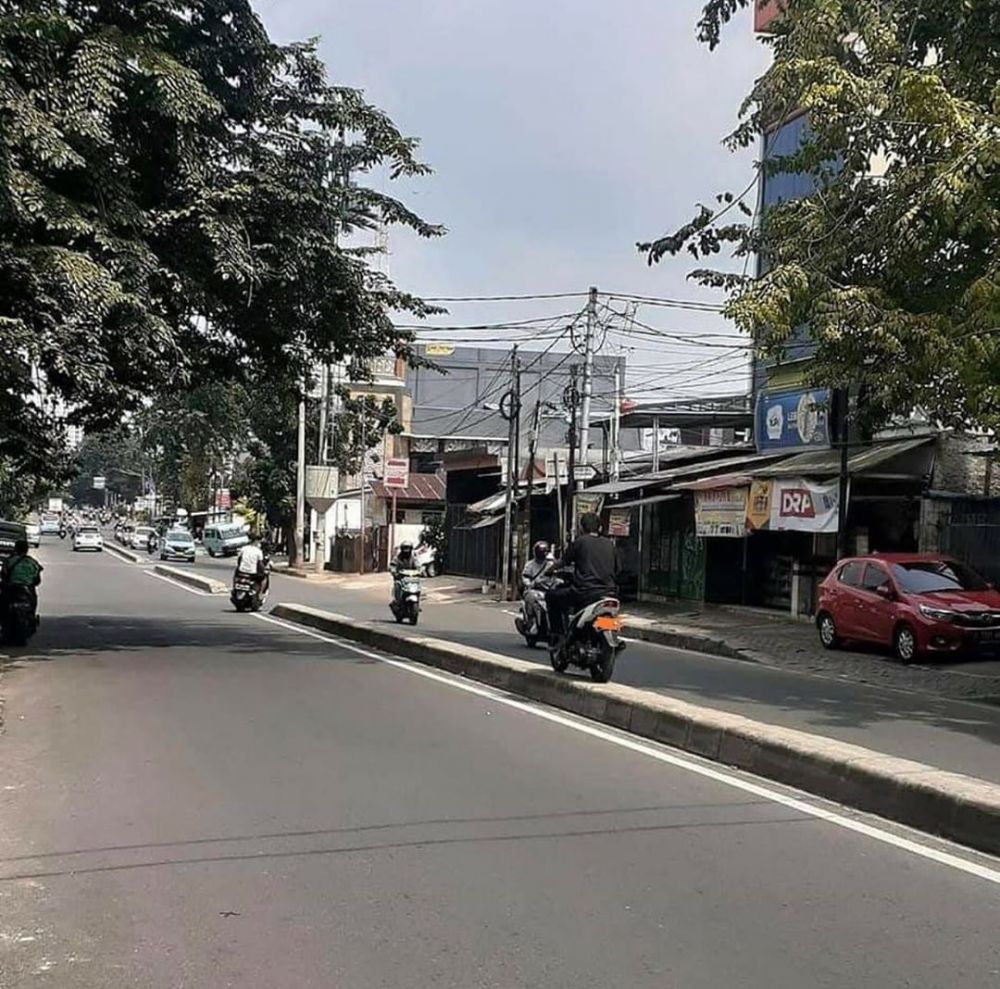 10 KELAKUAN SANTUY ORANG INDONESIA SAAT NAIK MOTOR, NYANTAI ABIS