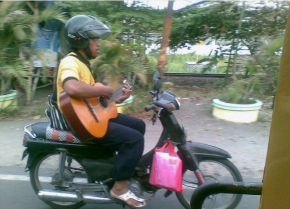 10 KELAKUAN SANTUY ORANG INDONESIA SAAT NAIK MOTOR, NYANTAI ABIS