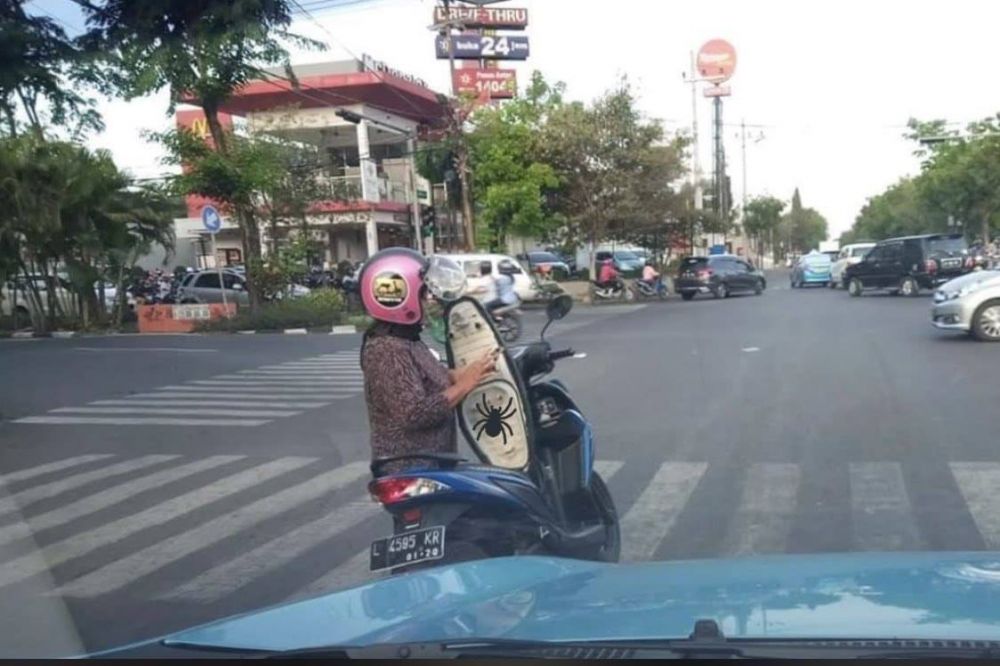10 KELAKUAN SANTUY ORANG INDONESIA SAAT NAIK MOTOR, NYANTAI ABIS