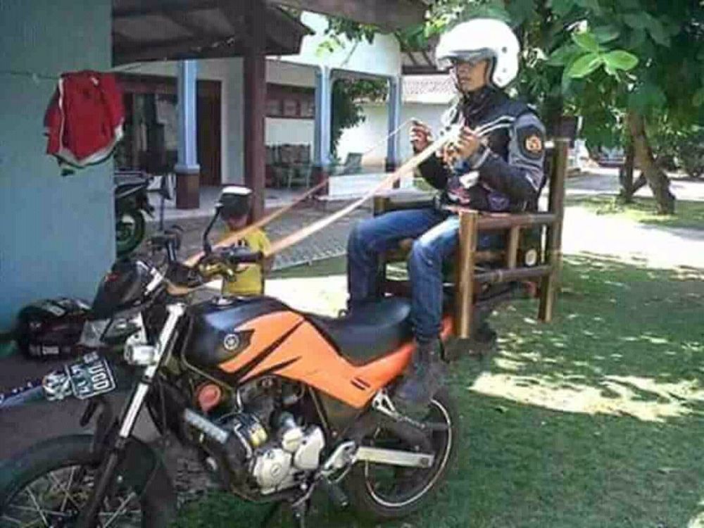 10 KELAKUAN SANTUY ORANG INDONESIA SAAT NAIK MOTOR, NYANTAI ABIS