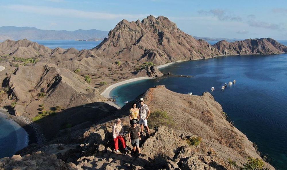 Gaya 7 seleb saat liburan di Labuan Bajo, Awkarin curi perhatian