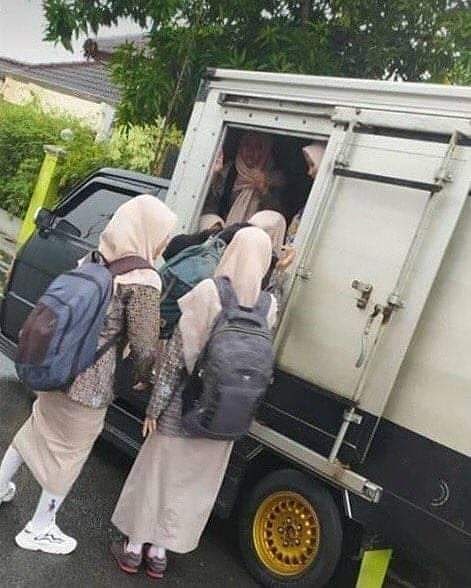 CUMA DI INDONESIA! 10 POTRET KELAKUAN ORANG NUMPANG INI BIKIN KAMU AUTO SENYUM LEBAR