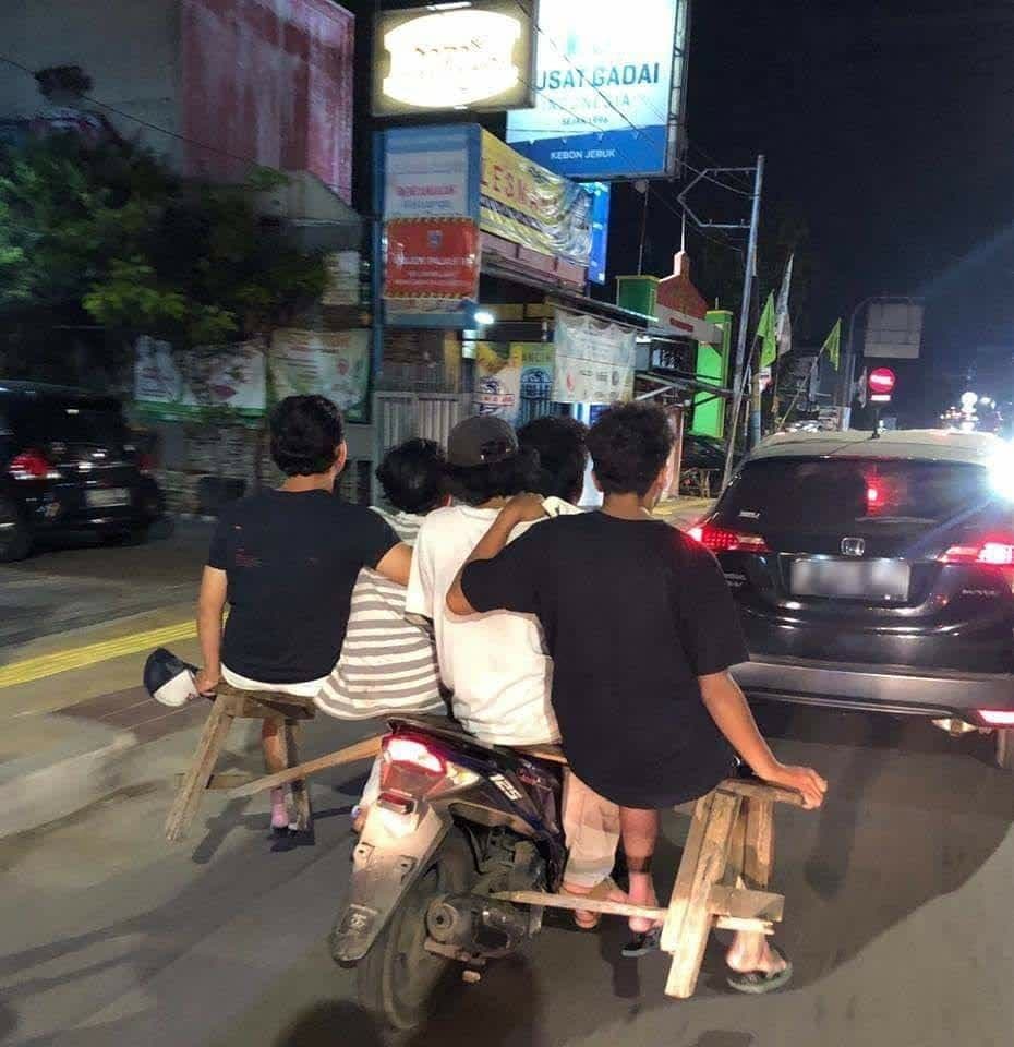 CUMA DI INDONESIA! 10 POTRET KELAKUAN ORANG NUMPANG INI BIKIN KAMU AUTO SENYUM LEBAR