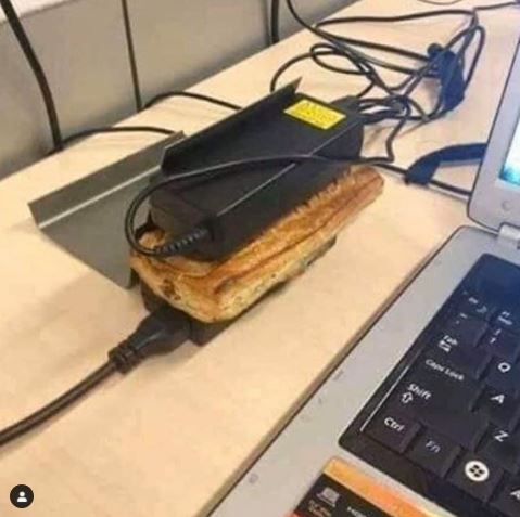 Cara absurd orang pakai gadget ini bikin kamu nggak nyangka