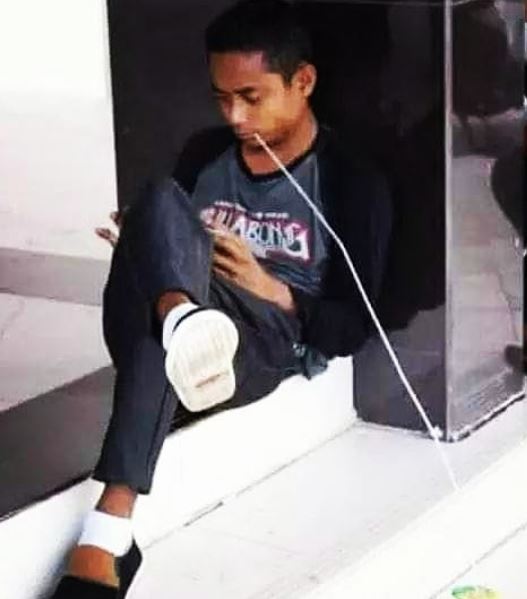 Cara absurd orang pakai gadget ini bikin kamu nggak nyangka