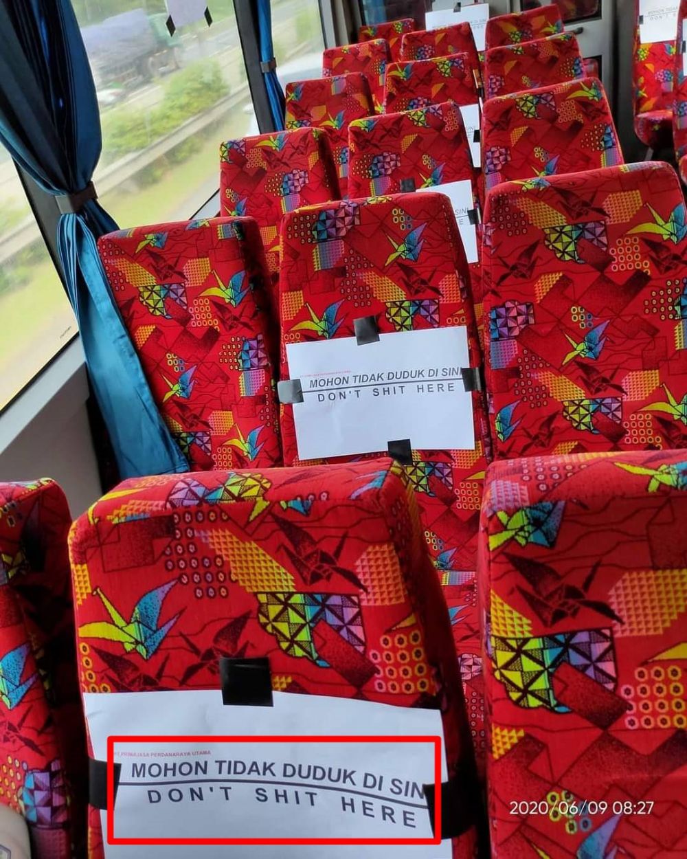 Tulisan lucu larangan pakai bahasa Inggris ini bikin kamu ketawa ngakak