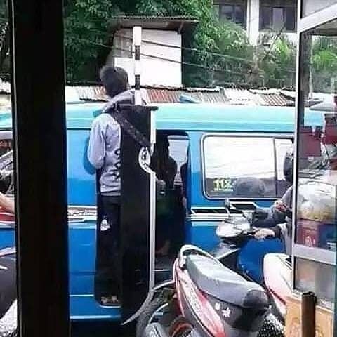Kelakuan unik orang bawa pedang seperti ninja, bikin kamu ketawa ngakak