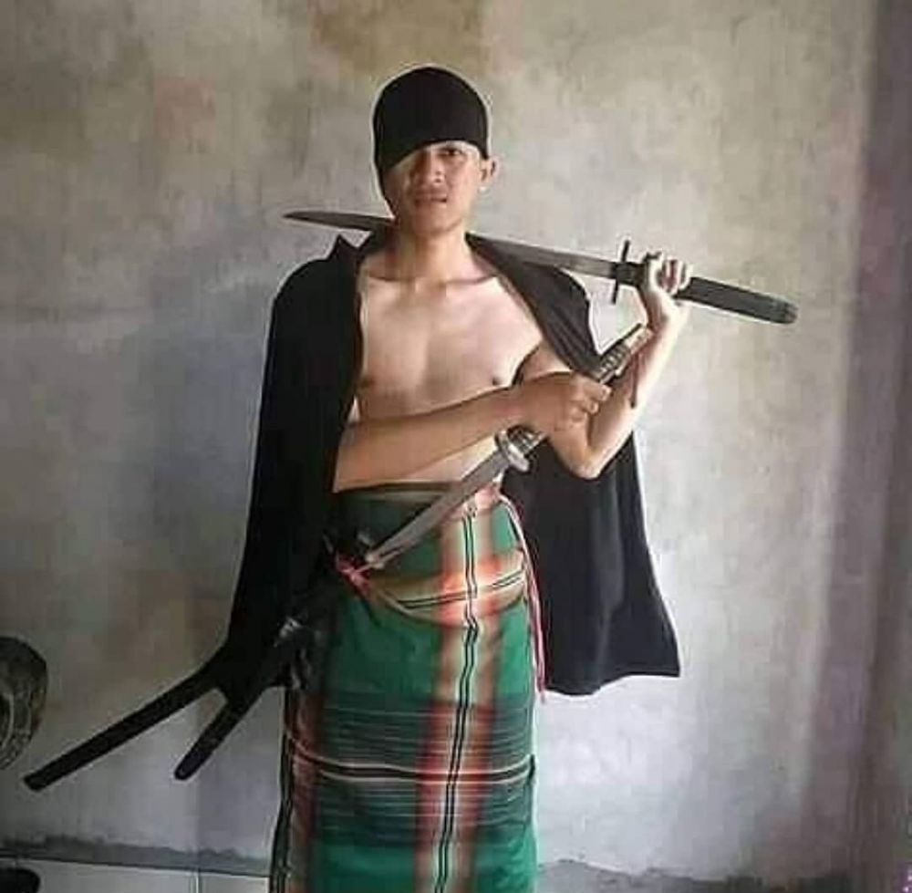 Kelakuan unik orang bawa pedang seperti ninja, bikin kamu ketawa ngakak