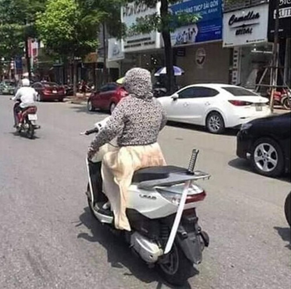 Kelakuan unik orang bawa pedang seperti ninja, bikin kamu ketawa ngakak