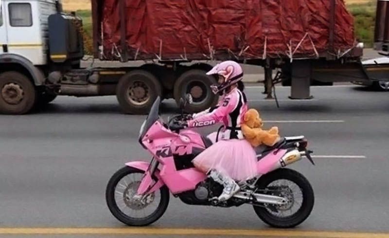 CEWEK CANTIK SAAT NAIK MOTOR DI JALAN MEMBUAT GAGAL FOKUS