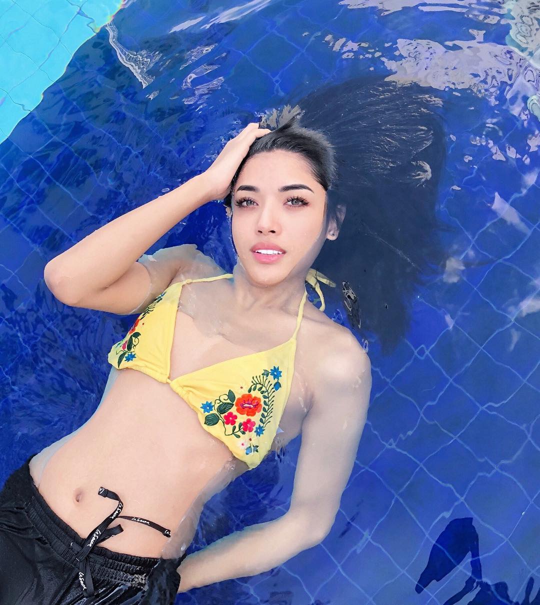 perut-dipegangi-laki-laki-millen-cyrus-ngaku-hamil-2-bulan