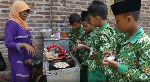 Bantu Ibu untuk Berjualan, Pemuda Lulusan SMK Ini Ciptakan Robot Penggoreng Telur