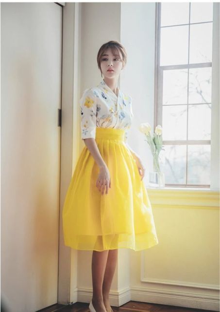 9 Potret Hanbok Modern Ala Korea; Cantik Buat Kondangan atau Acara Resmi Lainnya!