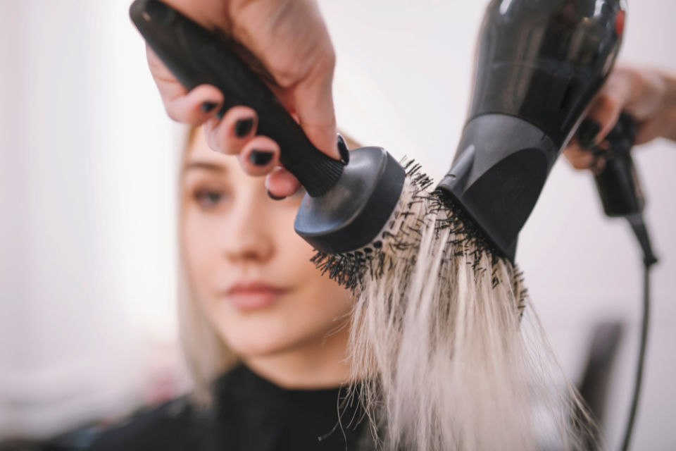 4 Dampak Buruk Kalau Terlalu Sering Pakai Hair Dryer, Plus Cara Atasinya