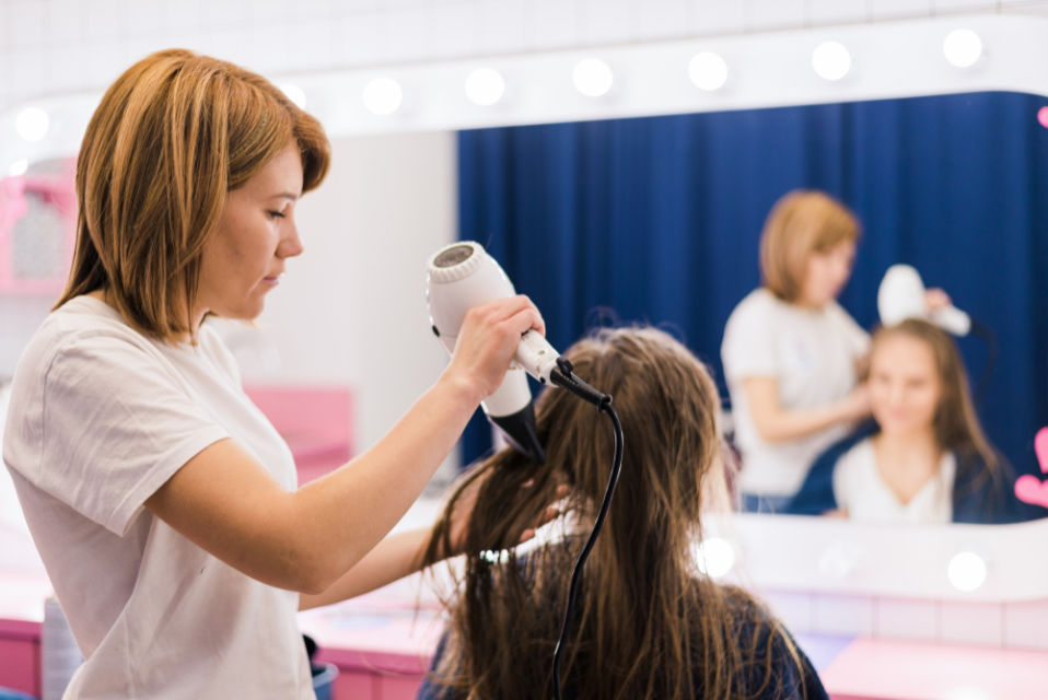 4 Dampak Buruk Kalau Terlalu Sering Pakai Hair Dryer, Plus Cara Atasinya