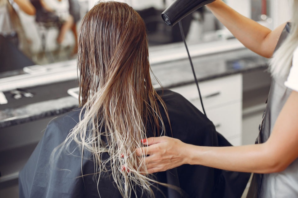 4 Dampak Buruk Kalau Terlalu Sering Pakai Hair Dryer, Plus Cara Atasinya