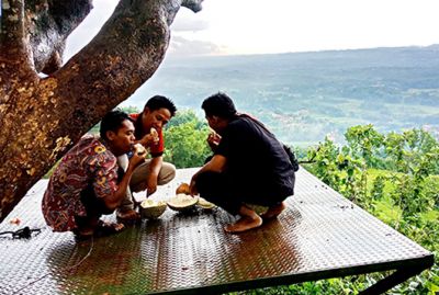 Puncak Ratu, Destinasi Wisata Unik dengan View Pemandangan Indah