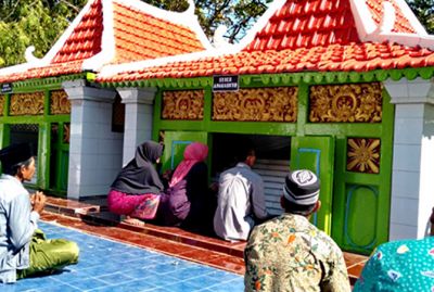 Mereka Bukan Lagi Uji Nyali Meski Memang Menginap di Makam. Tapi Ritual Upacara Nadar