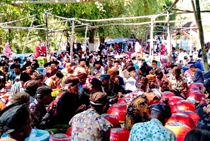 Mereka Bukan Lagi Uji Nyali Meski Memang Menginap di Makam. Tapi Ritual Upacara Nadar