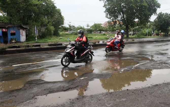 Jalan Berlubang &amp; Truk Kembali Merenggut Nyawa Mengapa Jalan Kita Banyak Lubang?