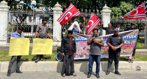 anak-kombatan-gam-kibarkan-bendera-bulan-bintang-tuntut-status-bencana-nasional