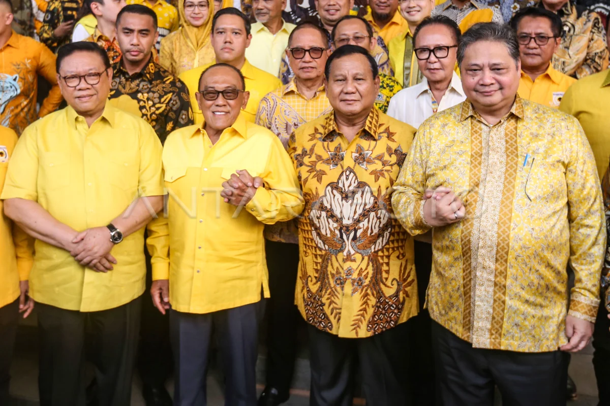Pakai Dasi Kuning, Jokowi Mengaku Nyaman dengan Golkar