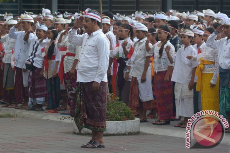 Uniknya Peserta Upacara HUT RI di Bali Gunakan Busana Adat Nusantara