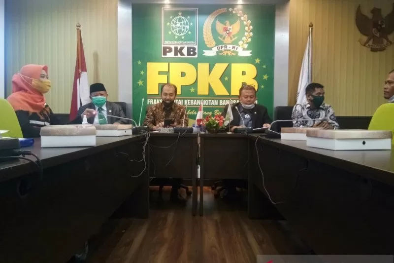 f-pkb-terima-aspirasi-petani-sumut-jalan-kaki-ke-jakarta