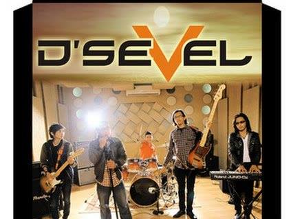 20 Nama band Indonesia ini nyentrik abis, fotonya malah bikin ngakak