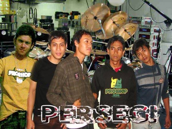20 Nama band Indonesia ini nyentrik abis, fotonya malah bikin ngakak