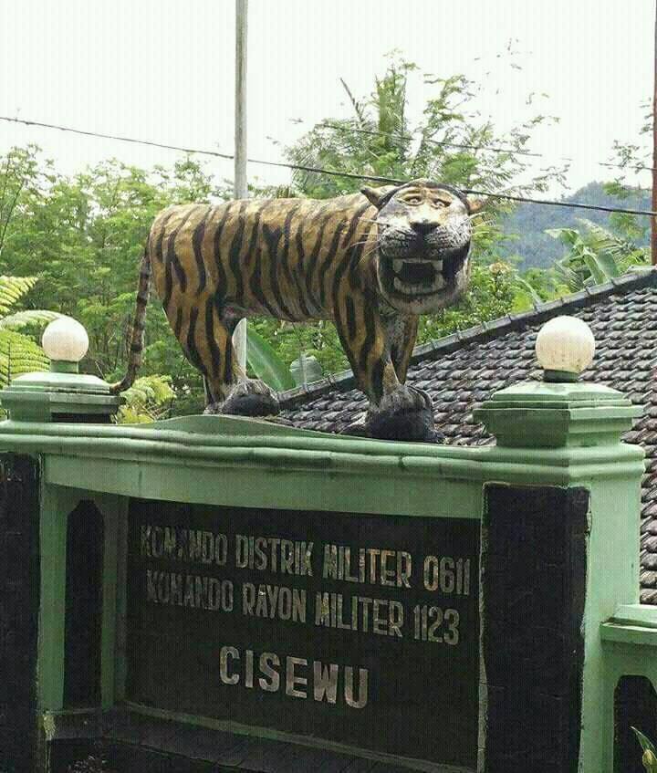 Patung Macan Lucu di Markas TNI