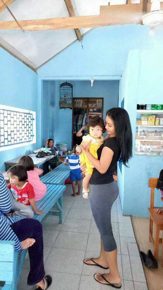 penjualnya--bening--warkop-di-depok-ini-bikin-penasaran-banyak-orang