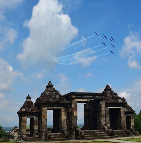 Aksi Tim Aerobatik TNI AU Di Langit Jogja