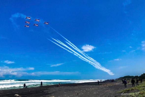 Aksi Tim Aerobatik TNI AU Di Langit Jogja