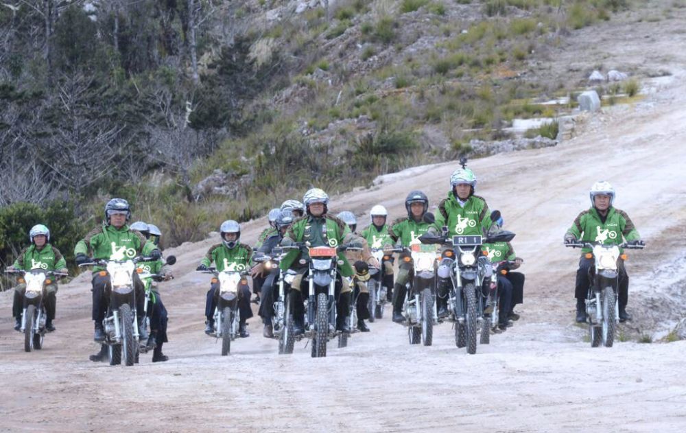 10 Editan foto Jokowi saat naik motor trail ini kocak abis