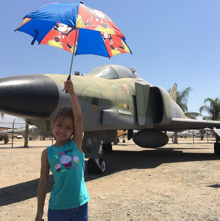 gadis cilik usia 4 tahun ini sudah jadi pilot &amp; terbang aerobatik