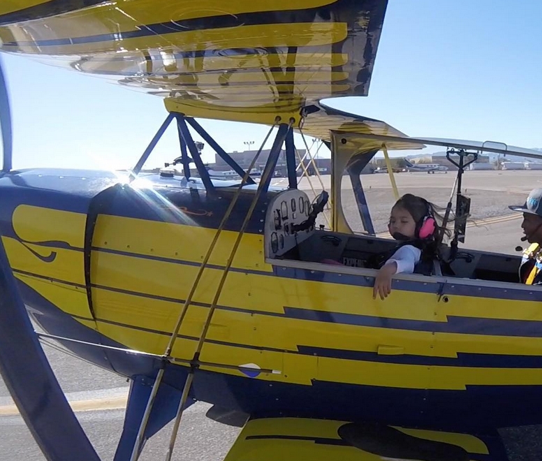 gadis cilik usia 4 tahun ini sudah jadi pilot &amp; terbang aerobatik