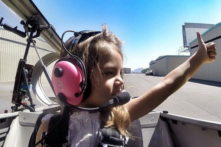 gadis cilik usia 4 tahun ini sudah jadi pilot &amp; terbang aerobatik