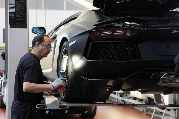 15 Foto di balik proses pembuatan mobil Lamborghini