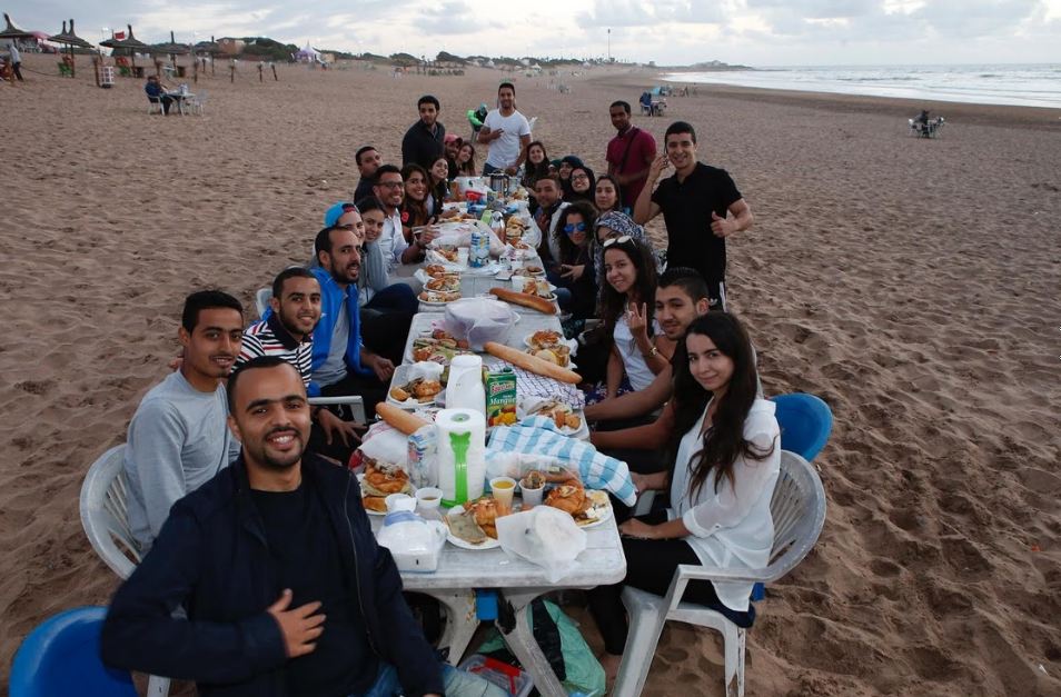 12 Momen berbuka puasa di berbagai negara, ada yang sambil perang