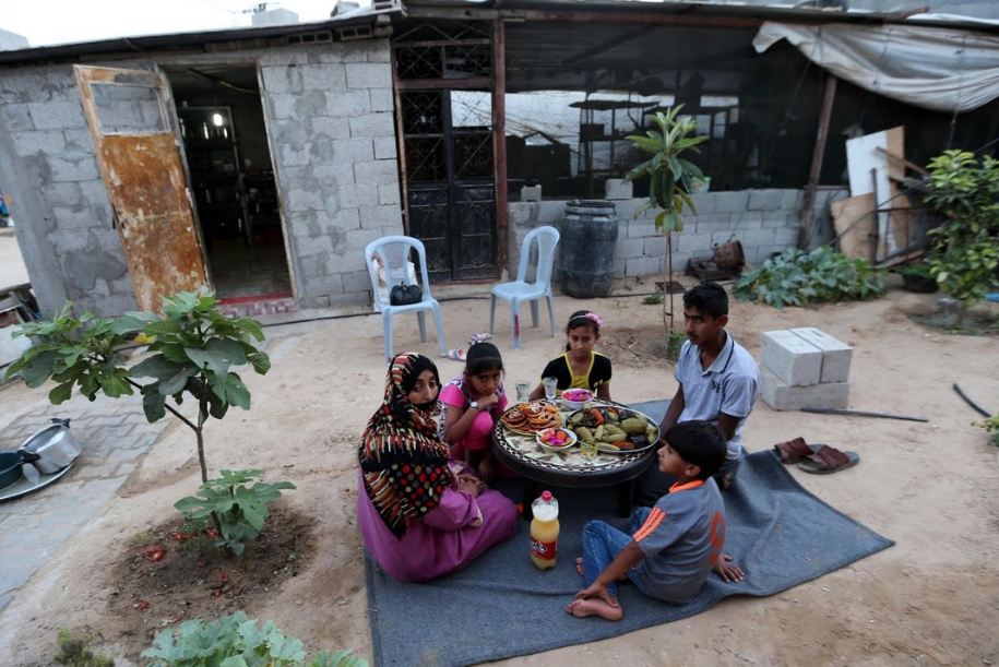 12 Momen berbuka puasa di berbagai negara, ada yang sambil perang