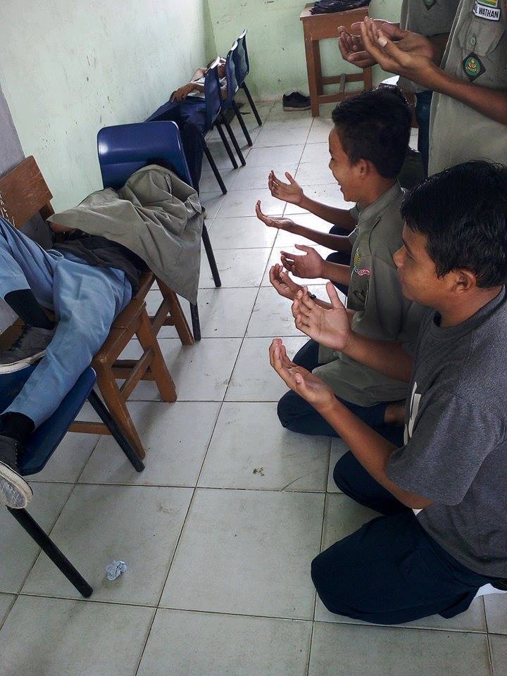  Parah...Ketika Ente Tertidur di Kelas Inilah yang Temen Ente Lakuin