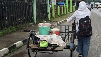 5 Potret lain kids zaman now tak kenal gengsi, layak tuai pujian