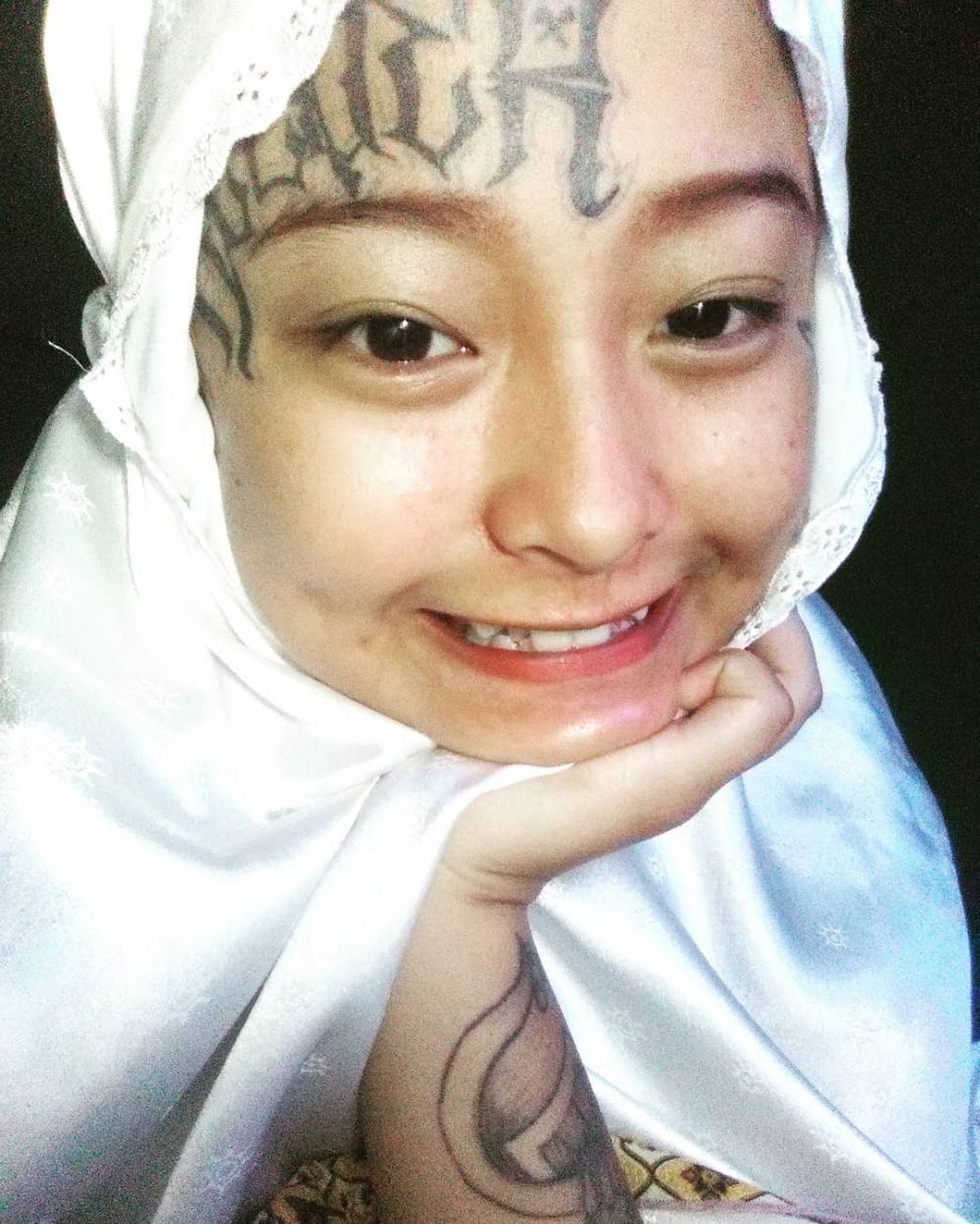 Viral, mantan gadis punk yang kini berhijab dengan tato di kening