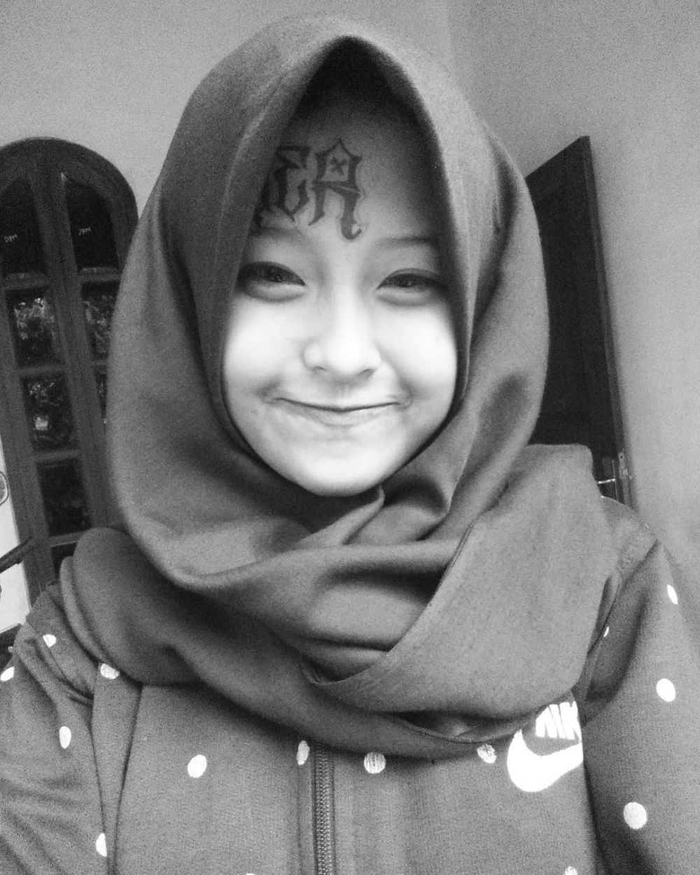 Viral, mantan gadis punk yang kini berhijab dengan tato di kening