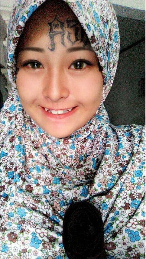 Viral, mantan gadis punk yang kini berhijab dengan tato di kening