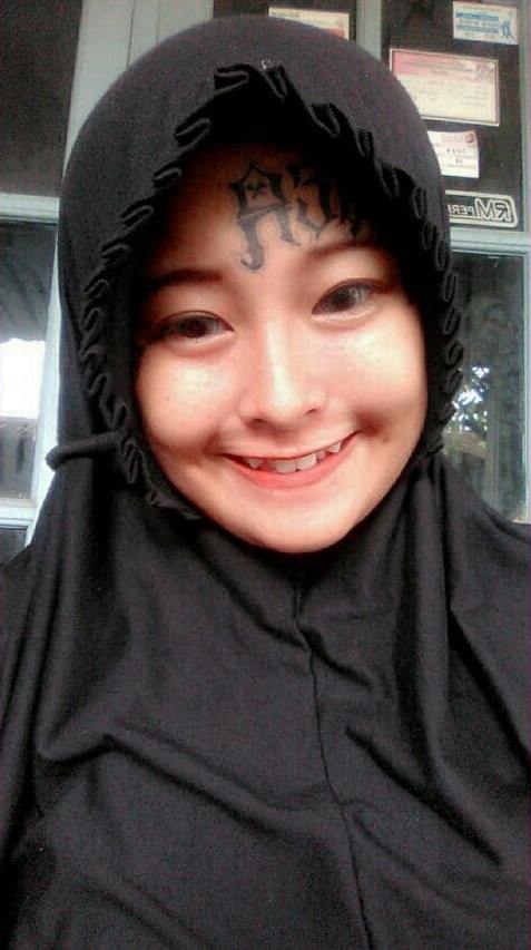 Viral, mantan gadis punk yang kini berhijab dengan tato di kening