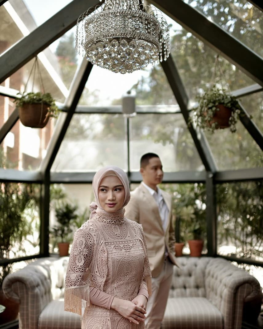 Tanpa bersentuhan, prewedding 8 pasang seleb ini tetap romantis